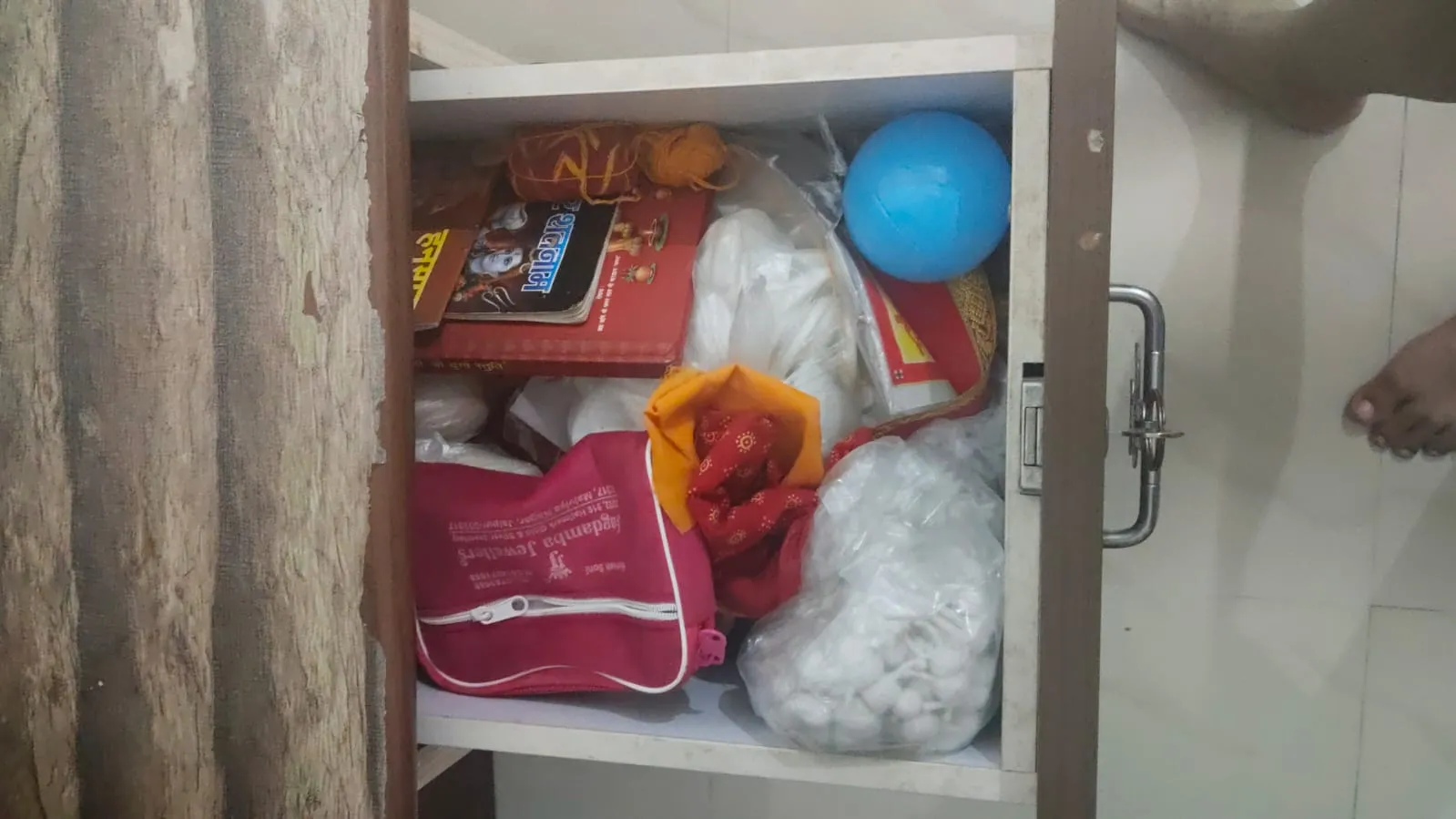 Budget-Friendly Office Desk &ndash; Spacious, Comfy - Thumbnail 2