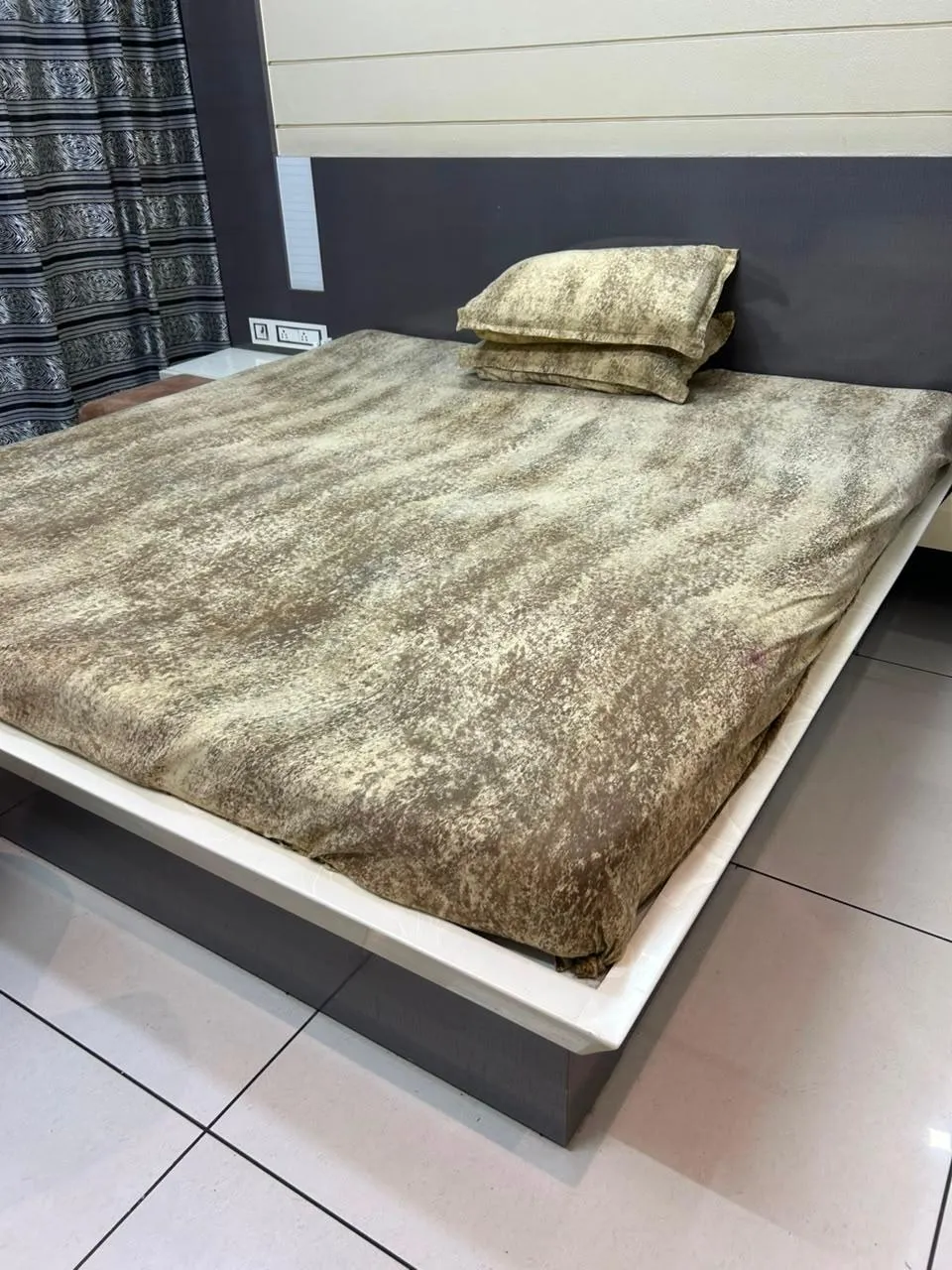 Fixed one piece corian bed 6*6 feet - Thumbnail 3