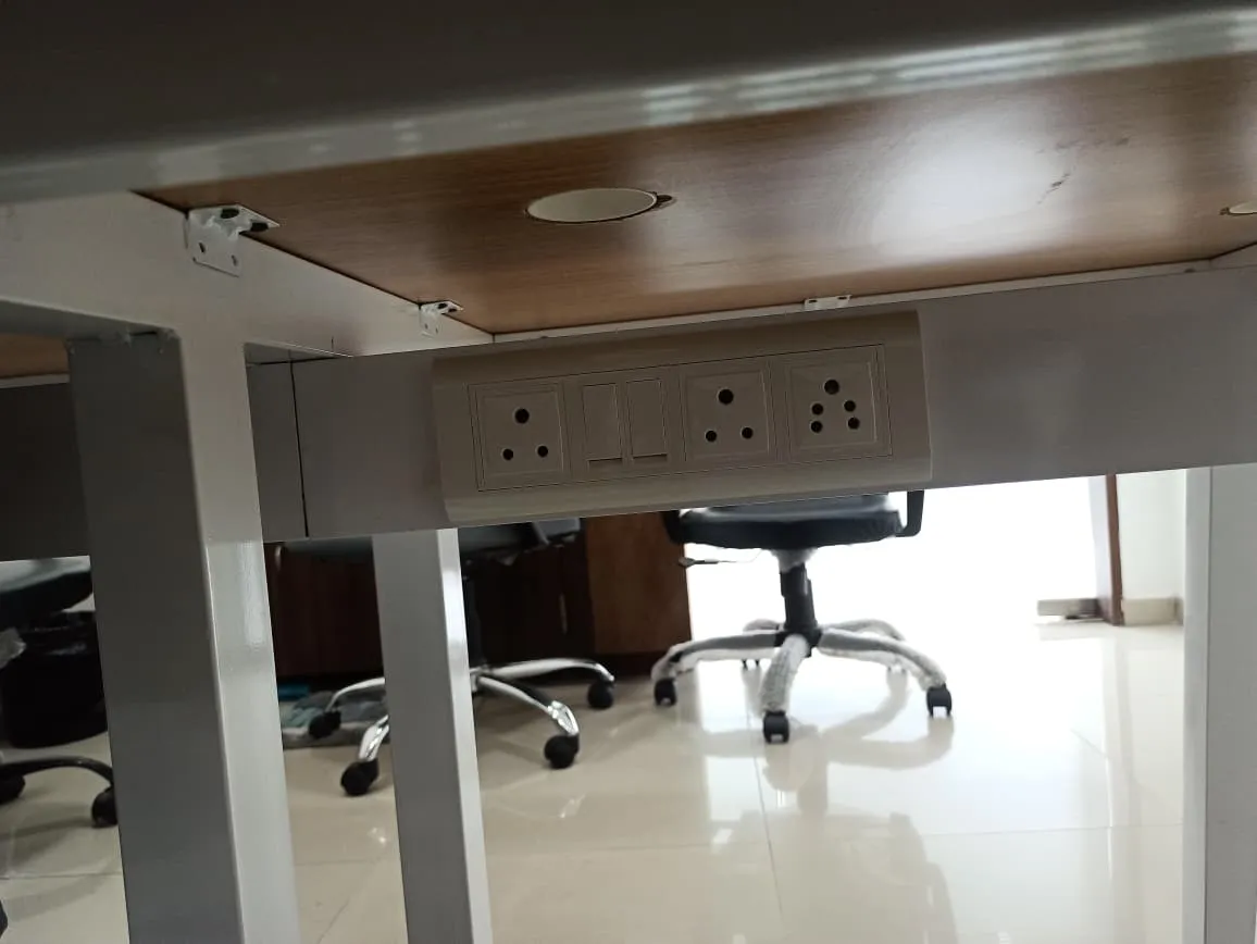 Office Boss and Employee table - Thumbnail 5