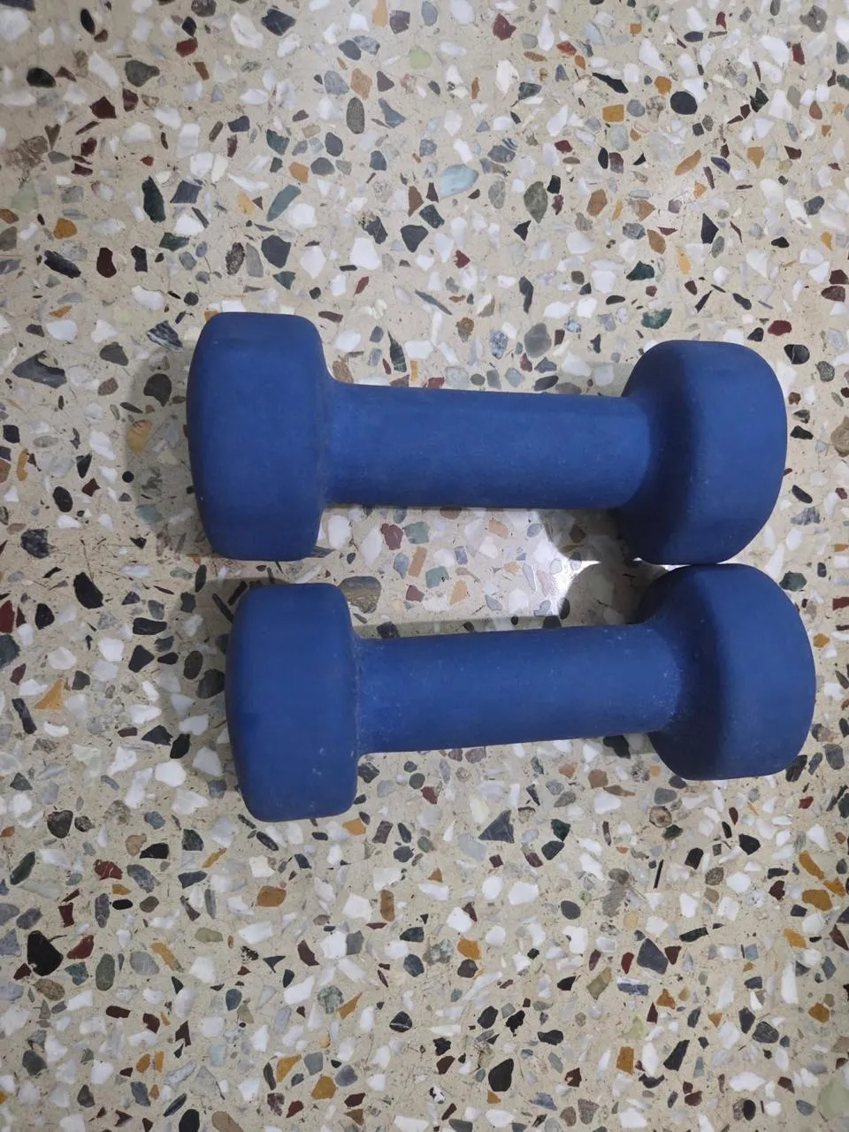 Pair of 2kg Blue Neoprene Dumbbells (4kg total) - Thumbnail 2