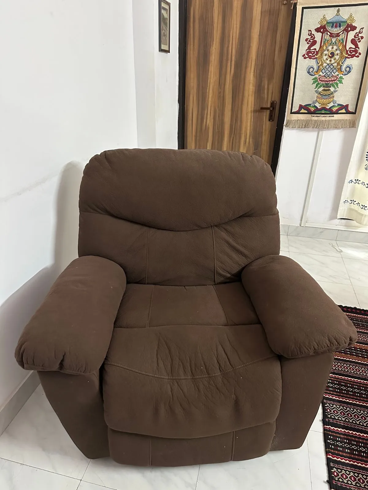Brown Fabric Recliner Chair — Single Seater for sale in Mumbai, Maharashtra