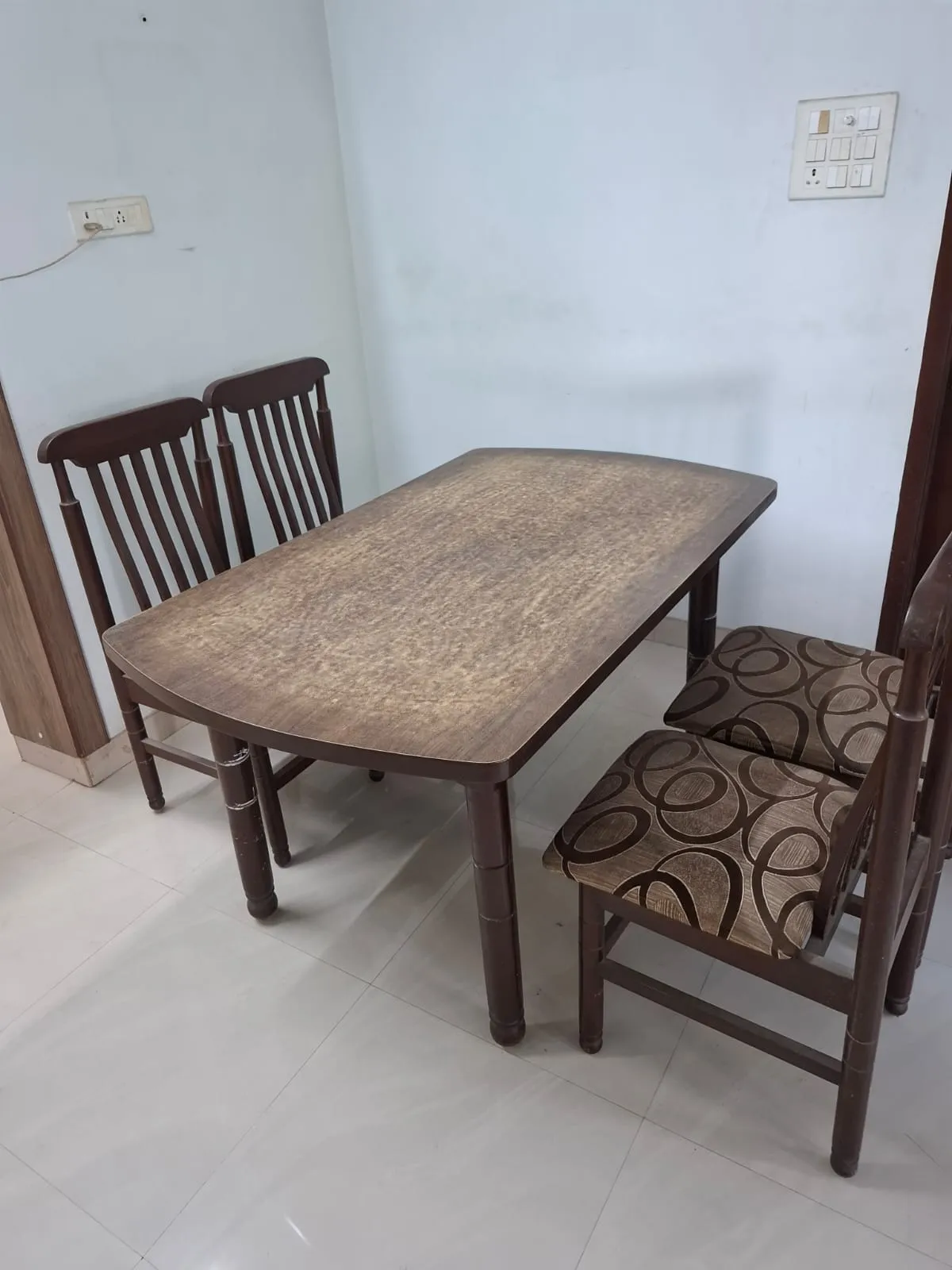 4 seater dining table with chairs for sale in Chennai, Tamil Nadu