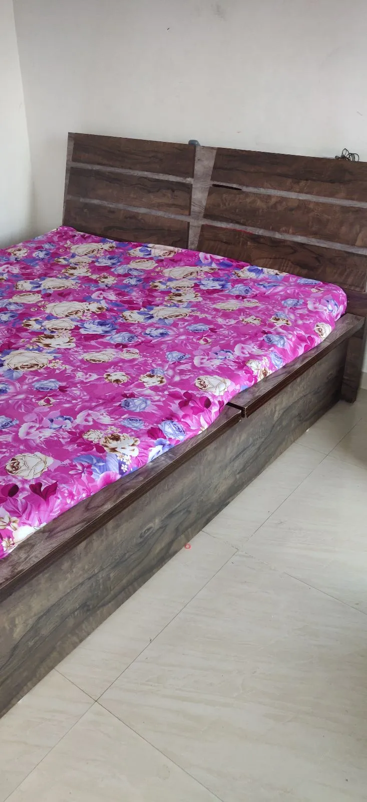 Queen size bed - Thumbnail 2