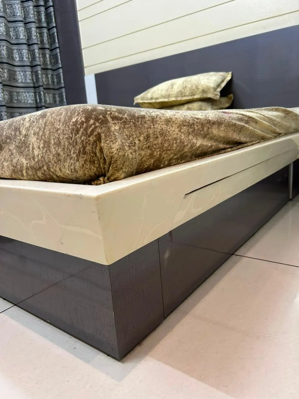 Fixed one piece corian bed 6*6 feet - Thumbnail 2