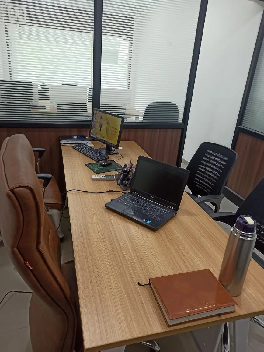 Office Boss and Employee table - Thumbnail 2