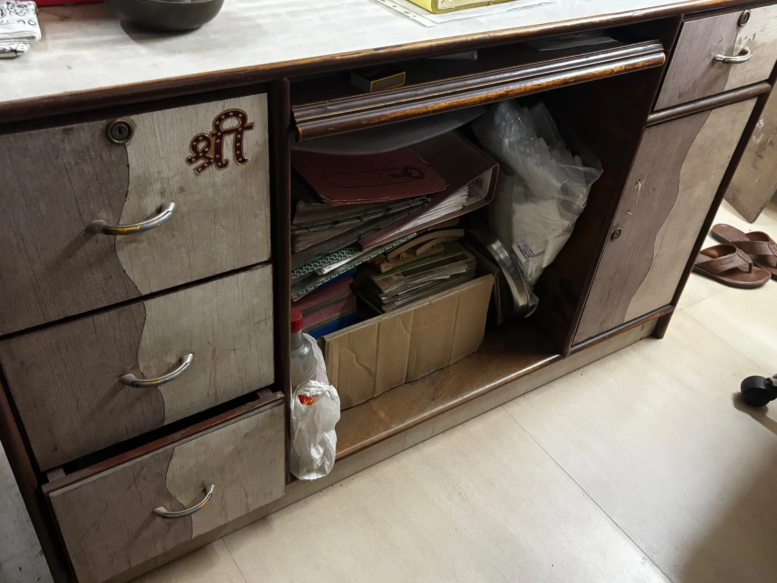 Office table in good condition for sale - Thumbnail 4