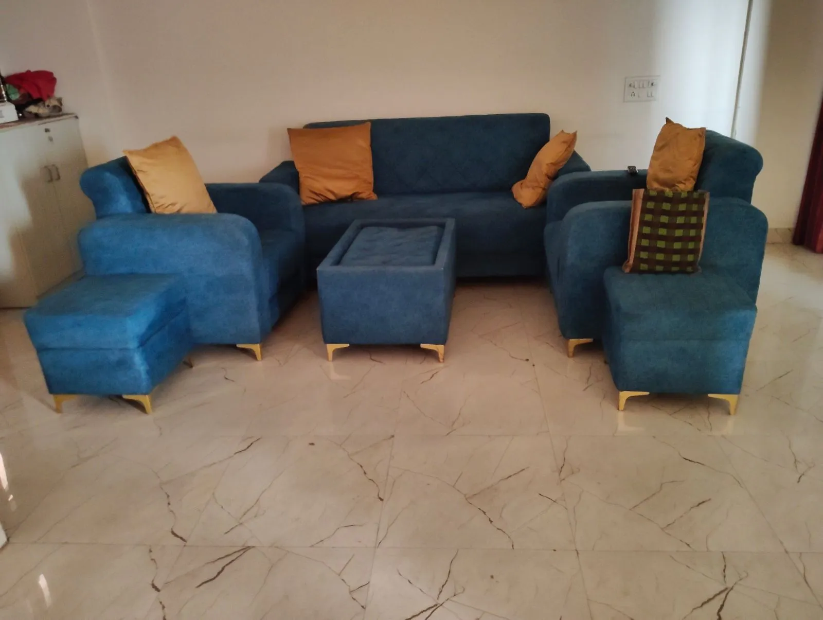 7 seater fabric Sofa set with table urgently sell for sale in Faridabad, Haryana