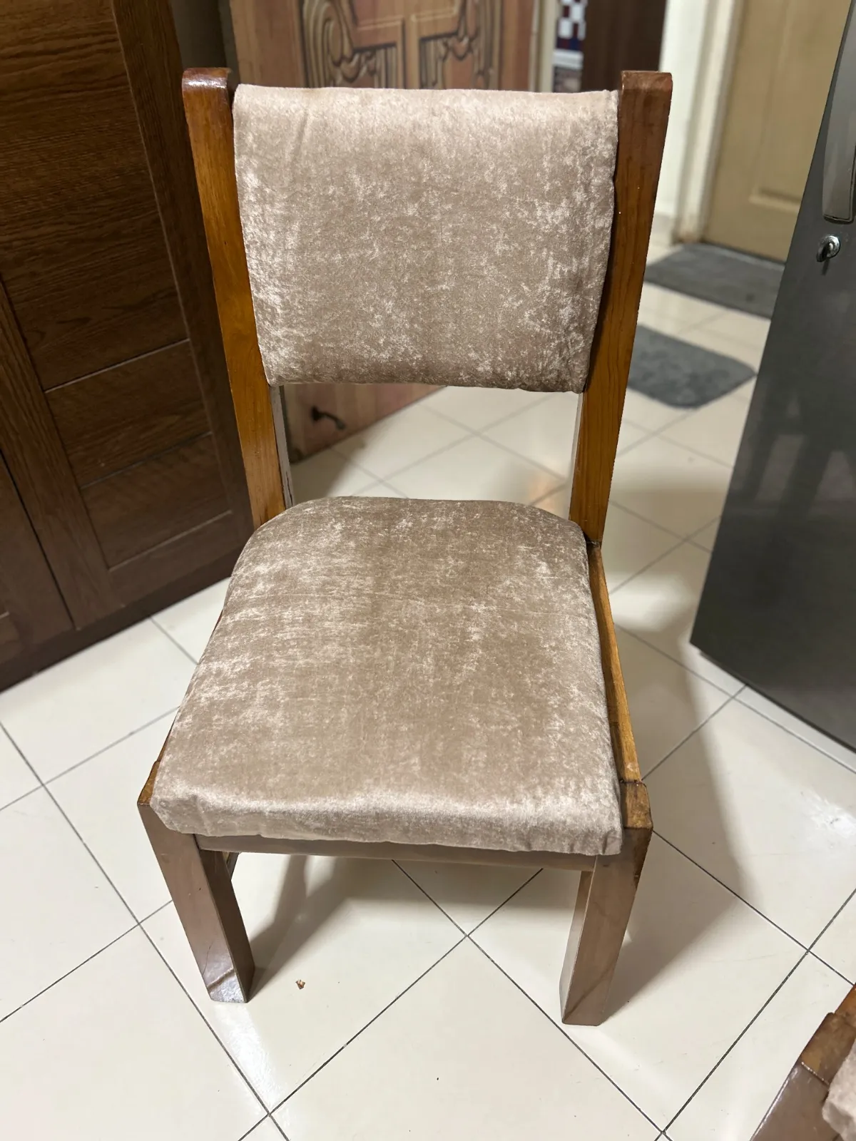 2 Wooden chairs - Thumbnail 2