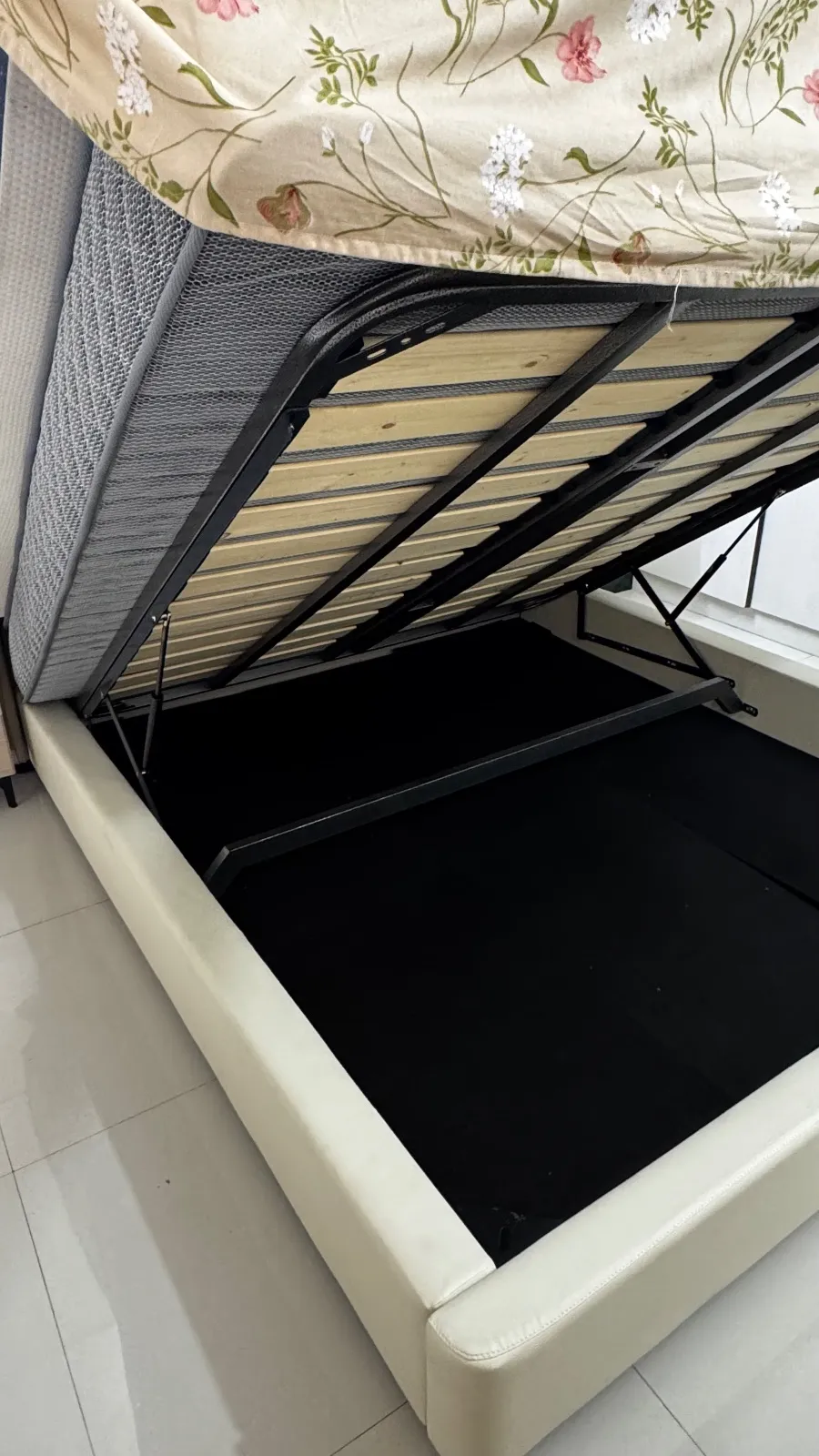 King size bed with storage - Thumbnail 3