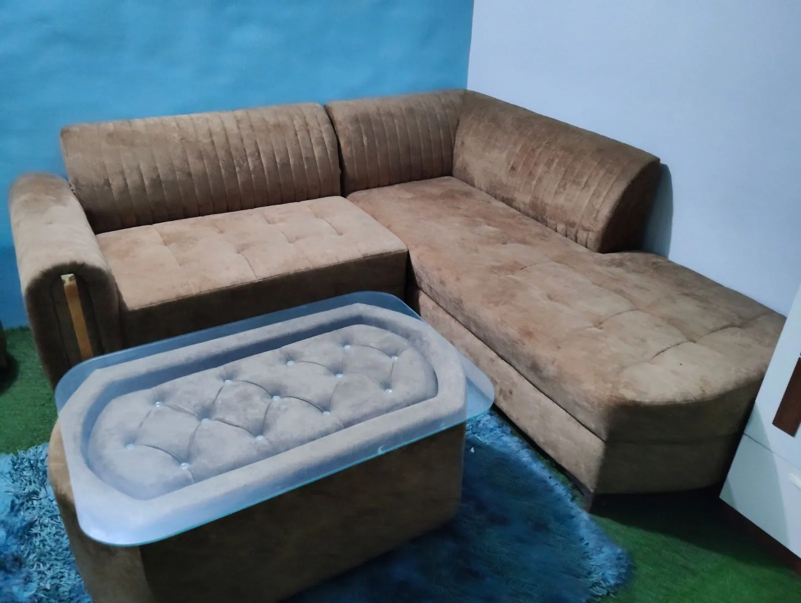 7 seater fabric Sofa set with table urgently sell for sale in Faridabad, Haryana