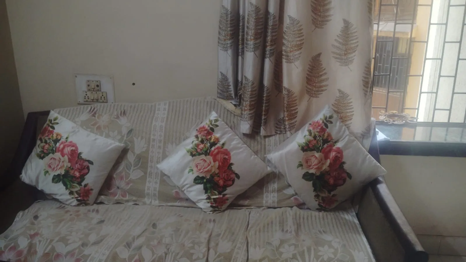 3+2 sofa and chairs for sale in Thane, Maharashtra