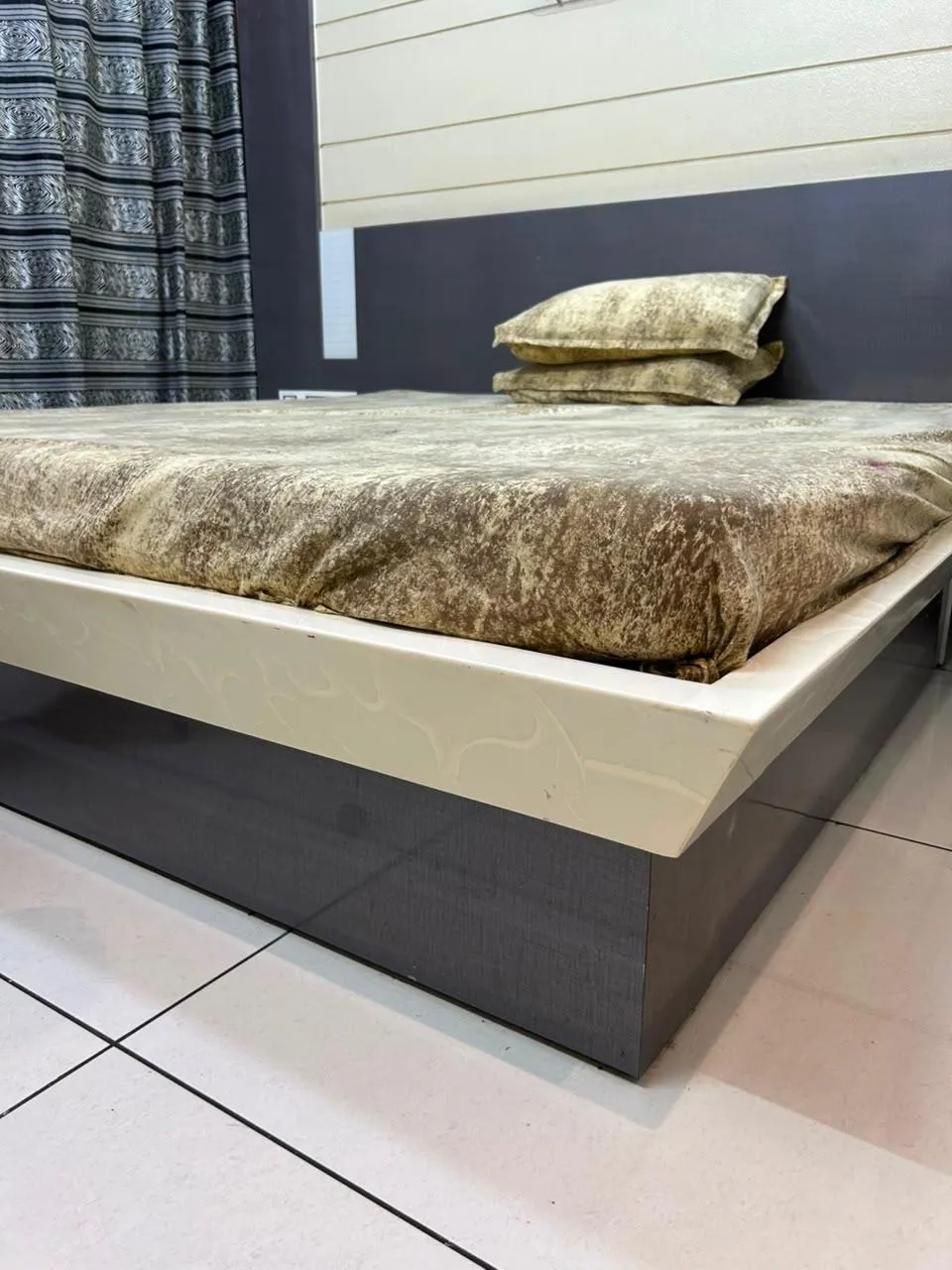 Fixed one piece corian bed 6*6 feet for sale in Ulhasnagar, Maharashtra