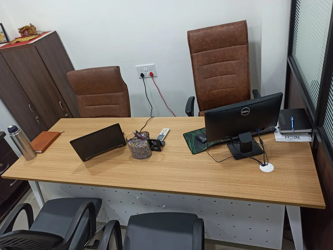 Office Boss and Employee table - Thumbnail 3