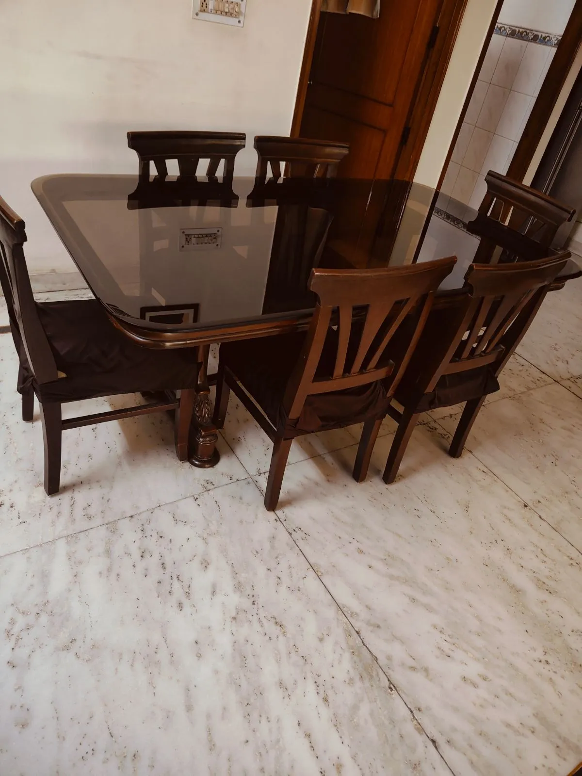 Dining table with chairs for sale in Noida, Uttar Pradesh