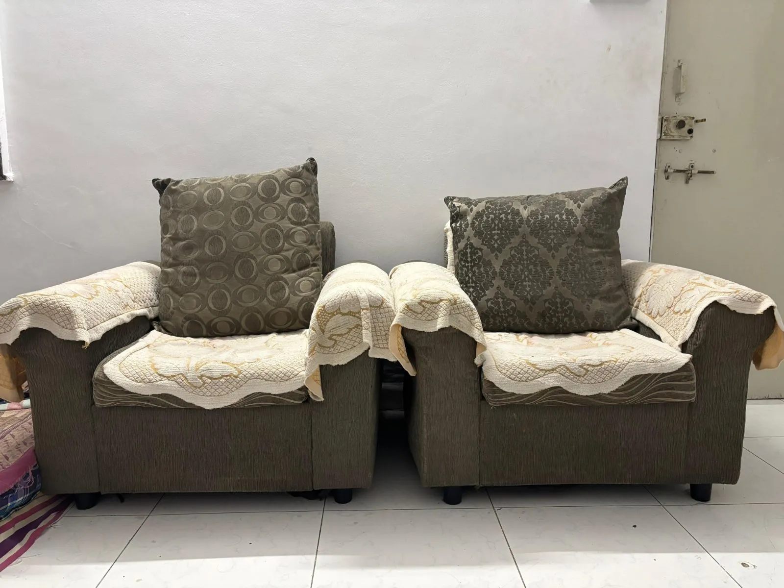 Sturdy 5.5x6.5 ft Storage Bed, 5-Seater Sofa Set, & Wardrobe - Thumbnail 4