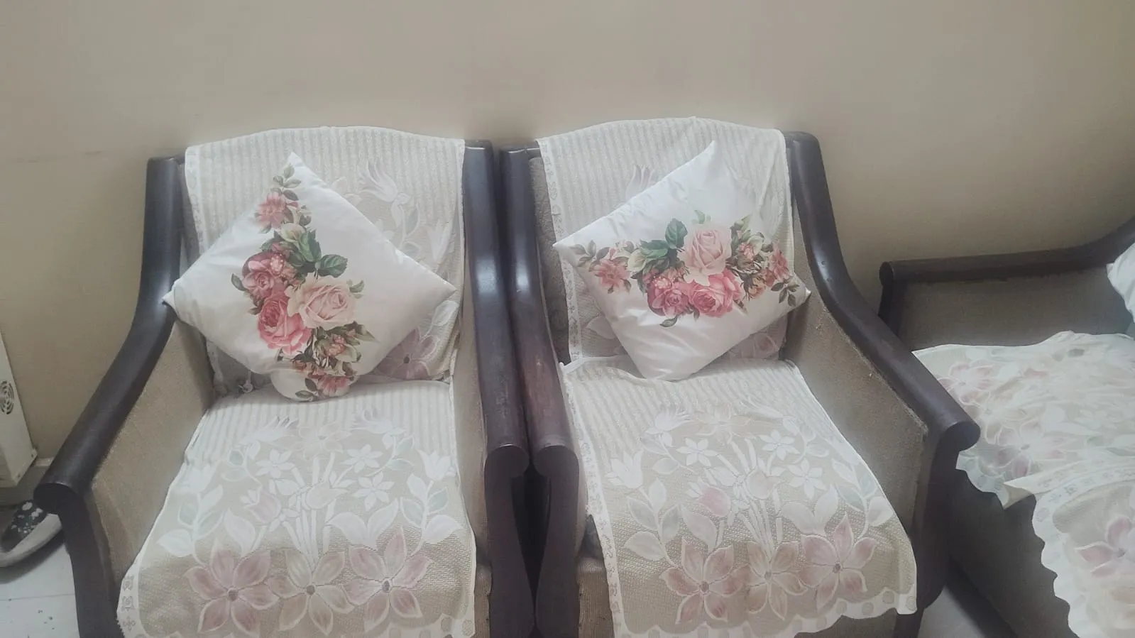 3+2 sofa and chairs - Thumbnail 2