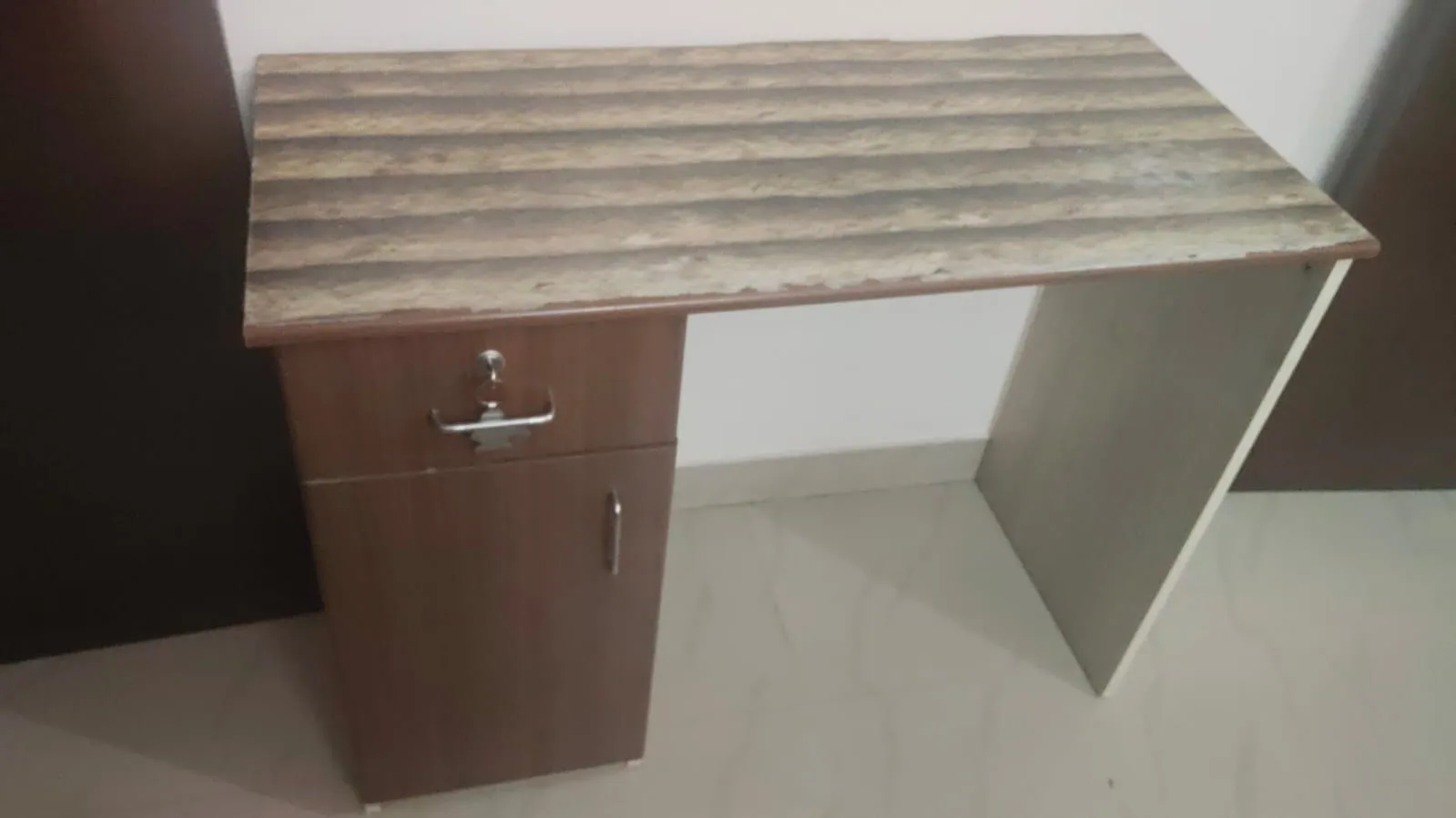 Budget-Friendly Office Desk &ndash; Spacious, Comfy for sale in Jaipur, Rajasthan