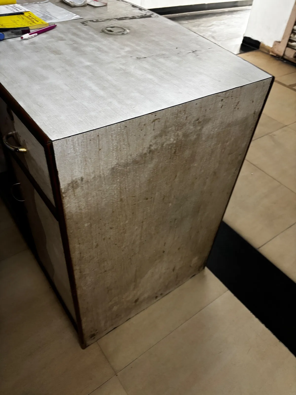 Office table in good condition for sale - Thumbnail 5