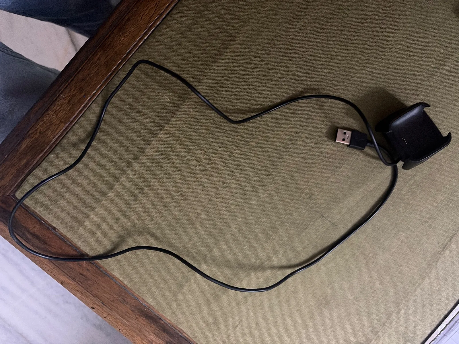 Fitbit versa 2 with charger - Thumbnail 4