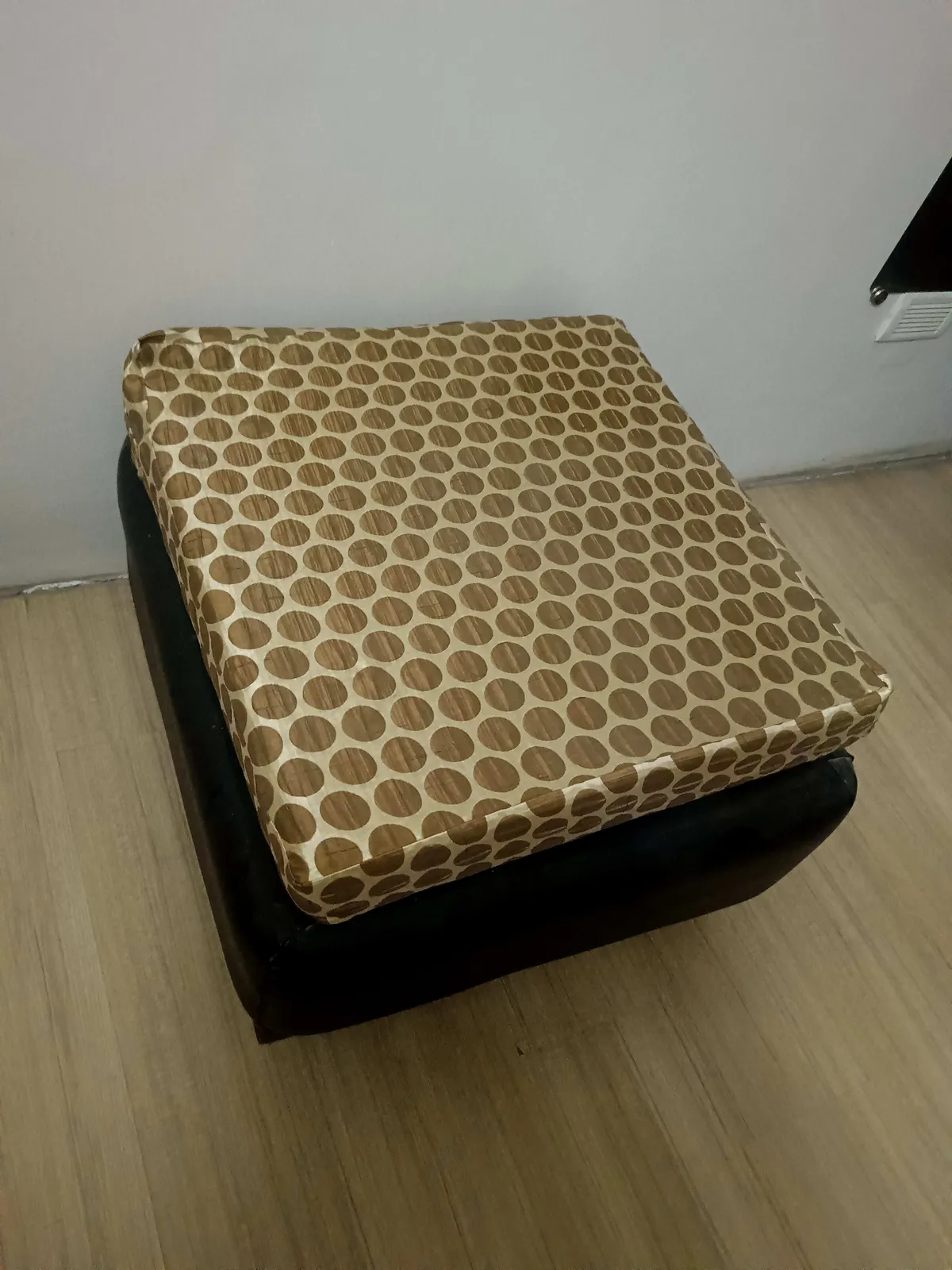 2 seater wooden deewan with cushions - Thumbnail 3