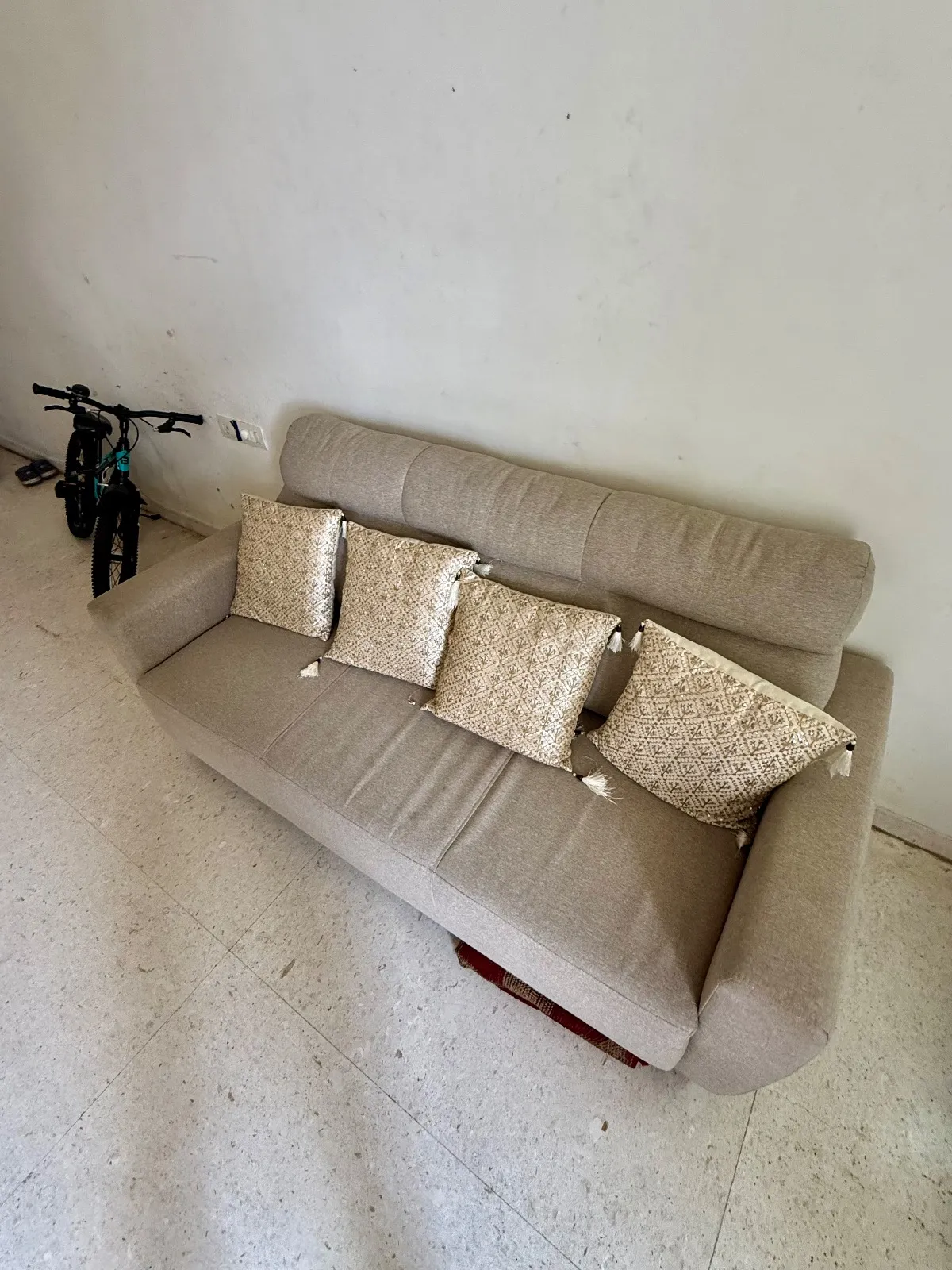 Sofa 3 seater - only 1 year old - Thumbnail 3