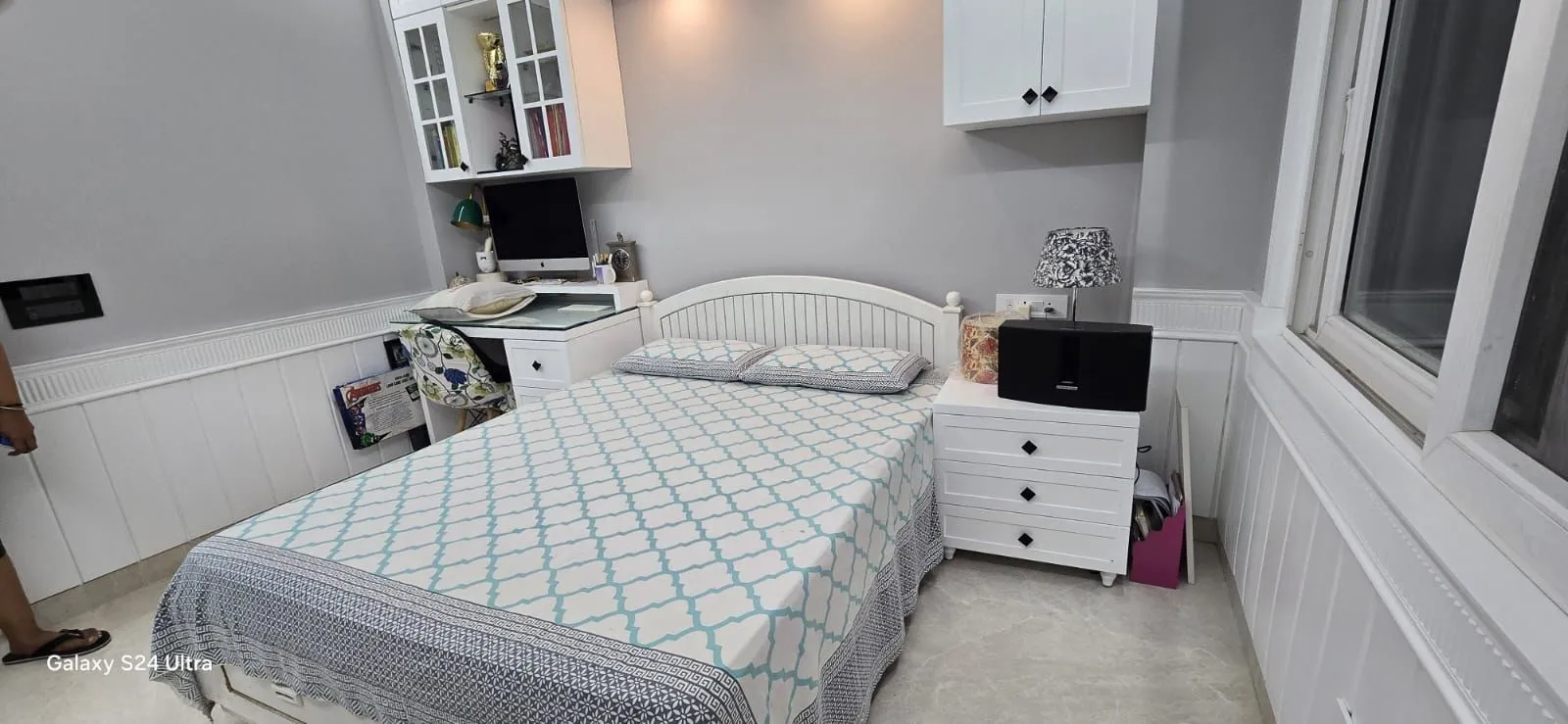 Queen size bed with mattress for sale in Gurgaon, Haryana
