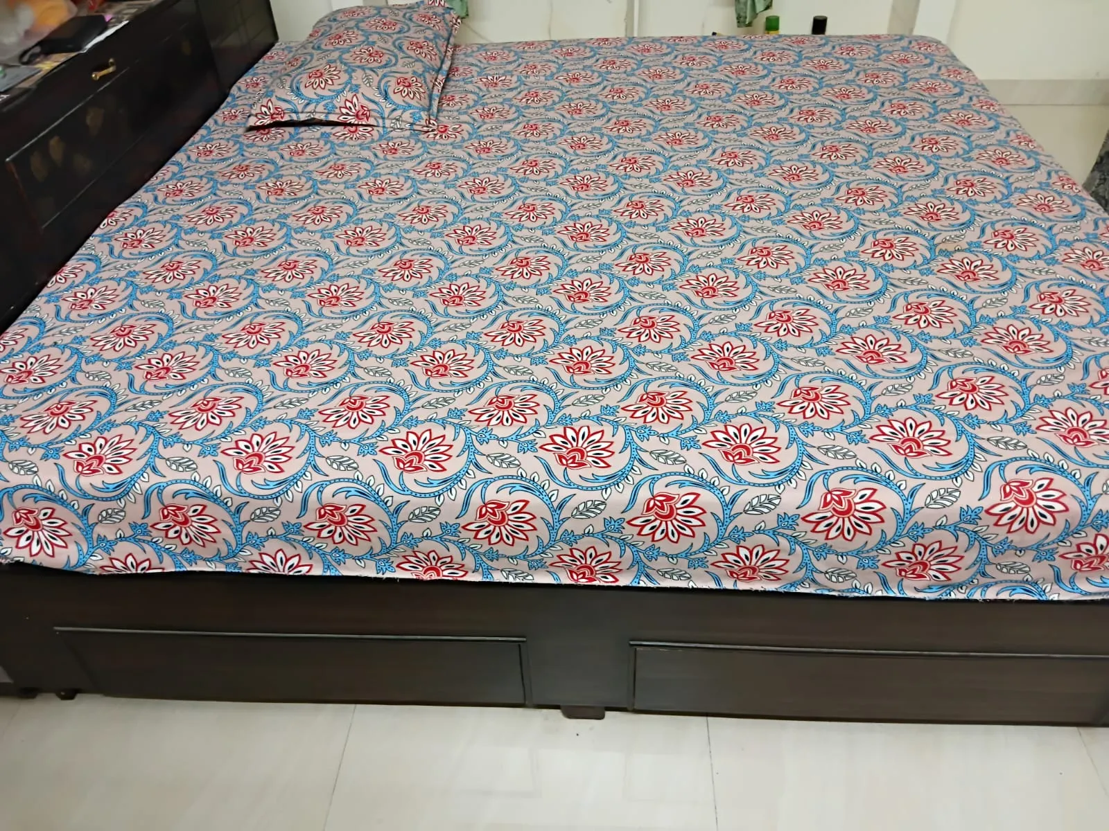 7*7 Cot with mattresses - Thumbnail 2