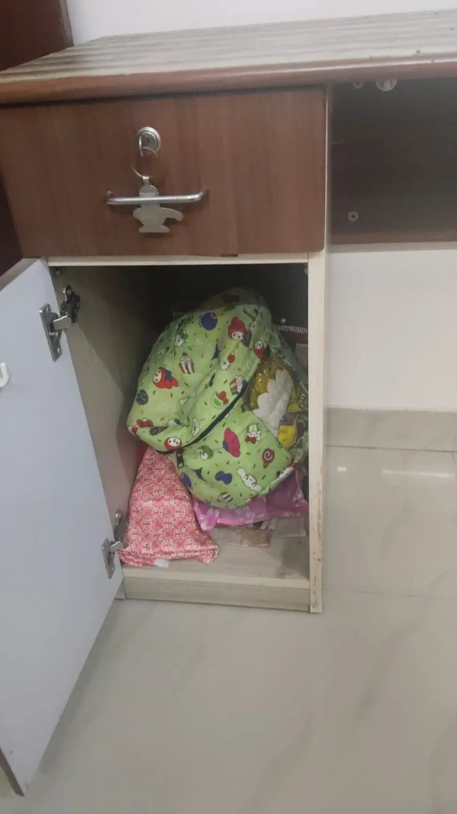 Budget-Friendly Office Desk &ndash; Spacious, Comfy - Thumbnail 3