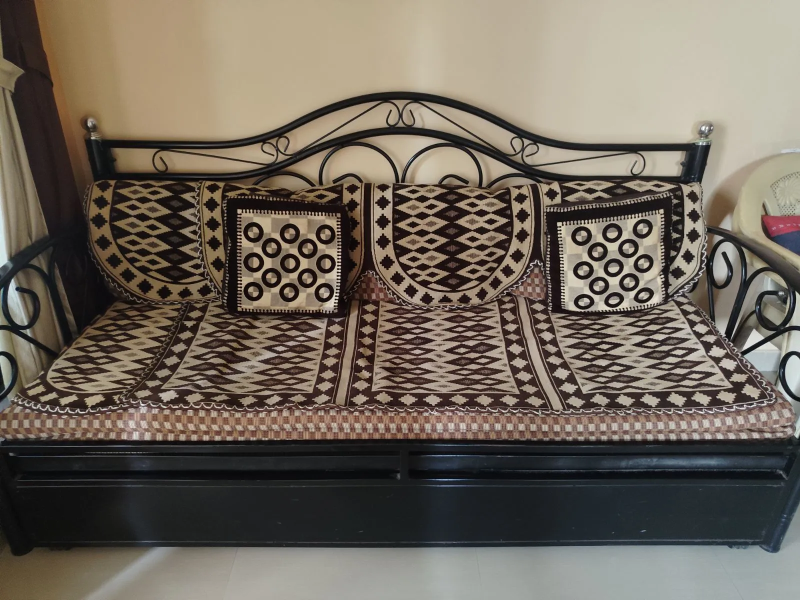 3 seater metallic sofa for sale in Seawoods, Maharashtra