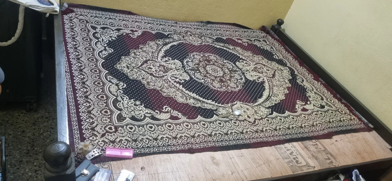 Queen size bed - Thumbnail 2