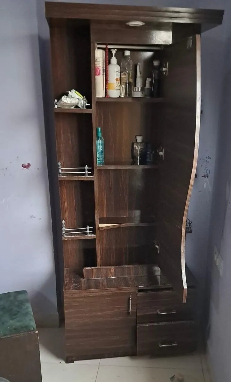 Dressing wardrobe for sale in Bhopal, Madhya Pradesh