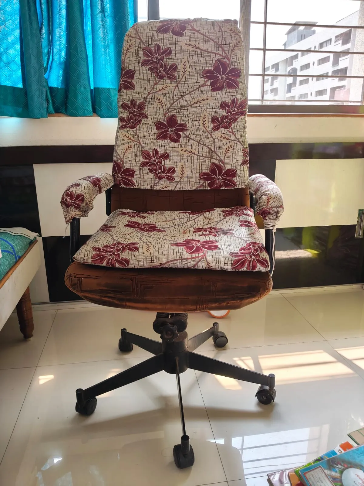 Old table and chair for sale in Pune, Maharashtra