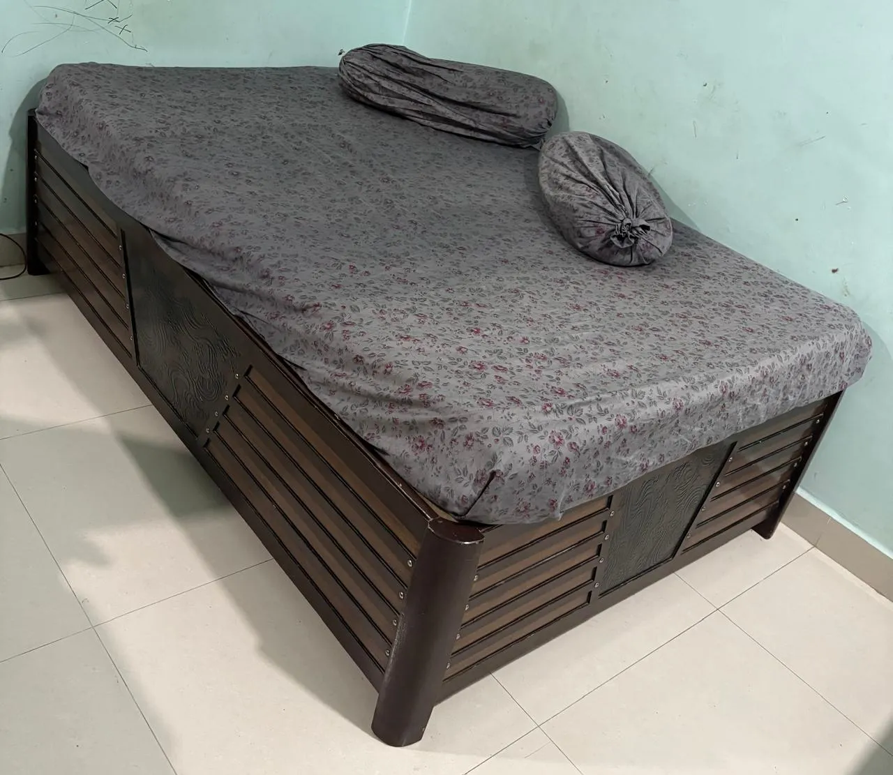 Diwan for sale in Bhopal, Madhya Pradesh