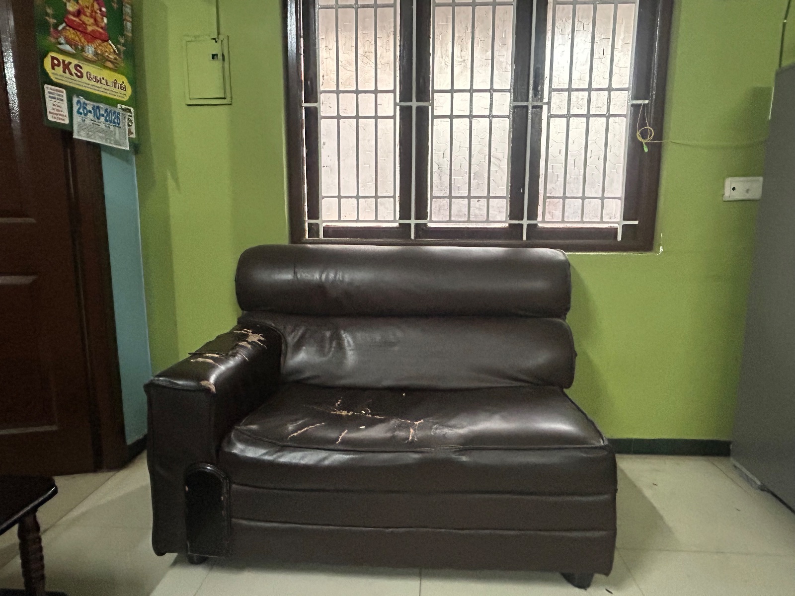 3+3 sofa set plus wooden teapoi - Thumbnail 5