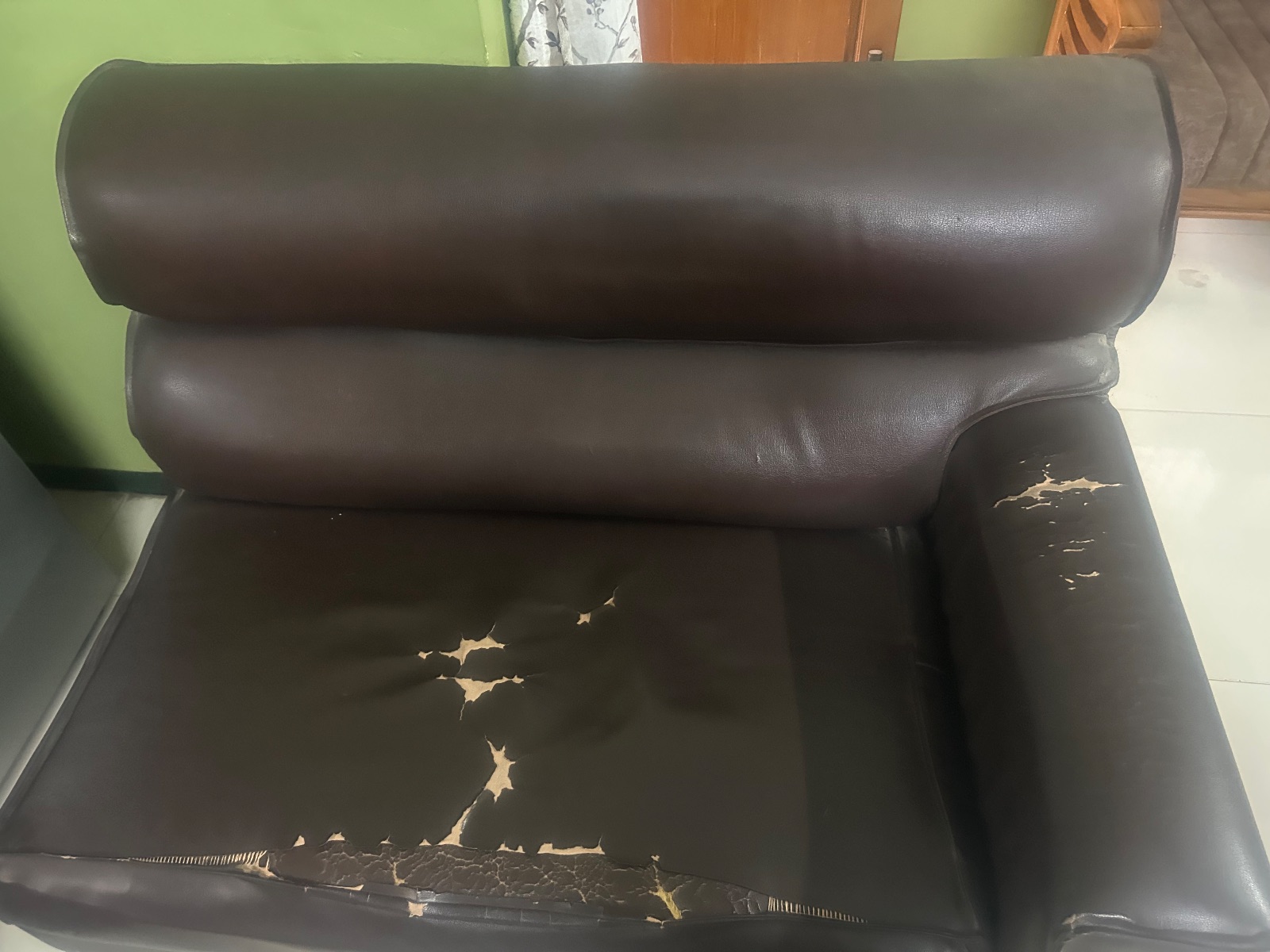 3+3 sofa set plus wooden teapoi - Thumbnail 6
