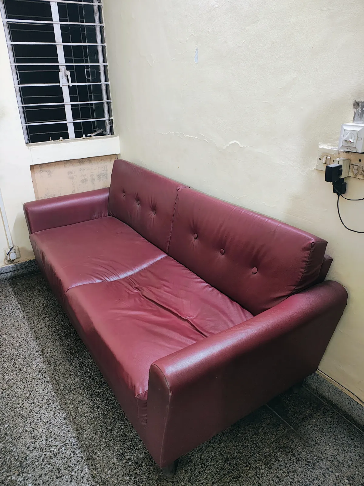 3 seater 10 year old sofa for sale in NAVI MUMBAI, Maharashtra