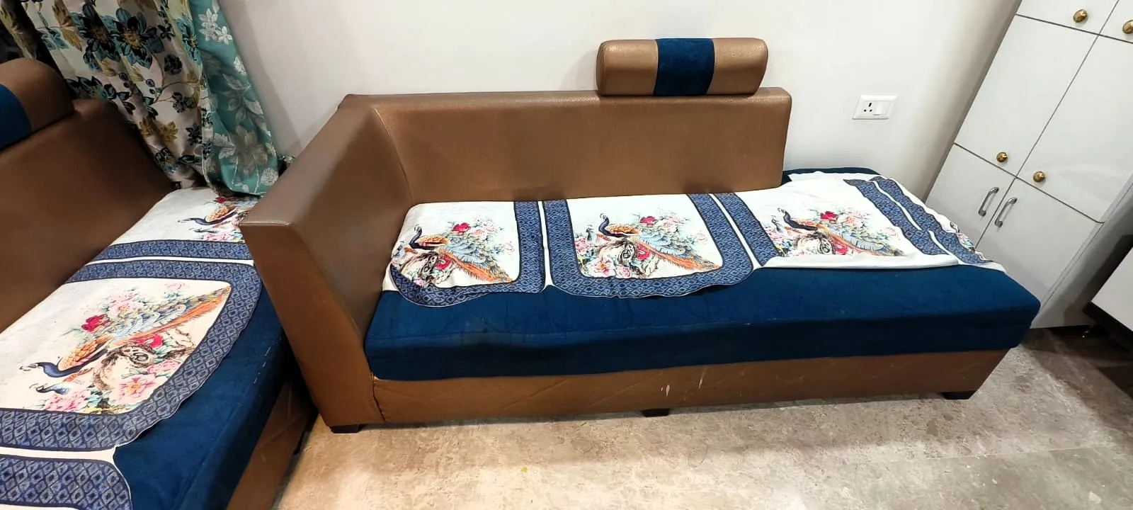 7 Seater sofa set + matching center table glass top. for sale in Delhi, Delhi