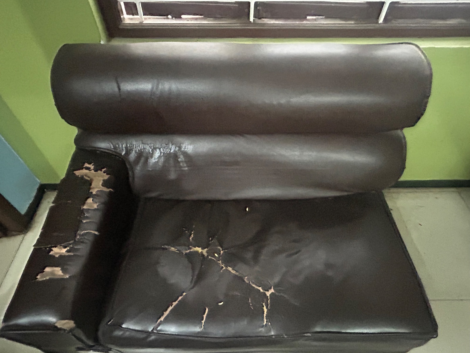 3+3 sofa set plus wooden teapoi - Thumbnail 4