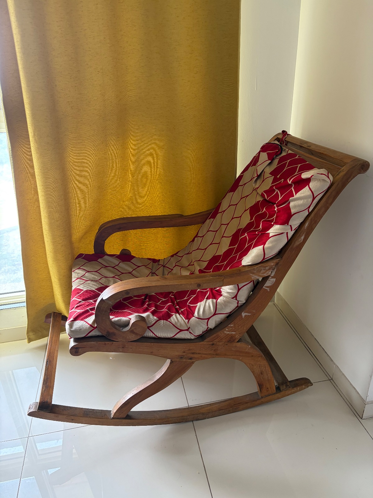 Wooden chair - Image 1