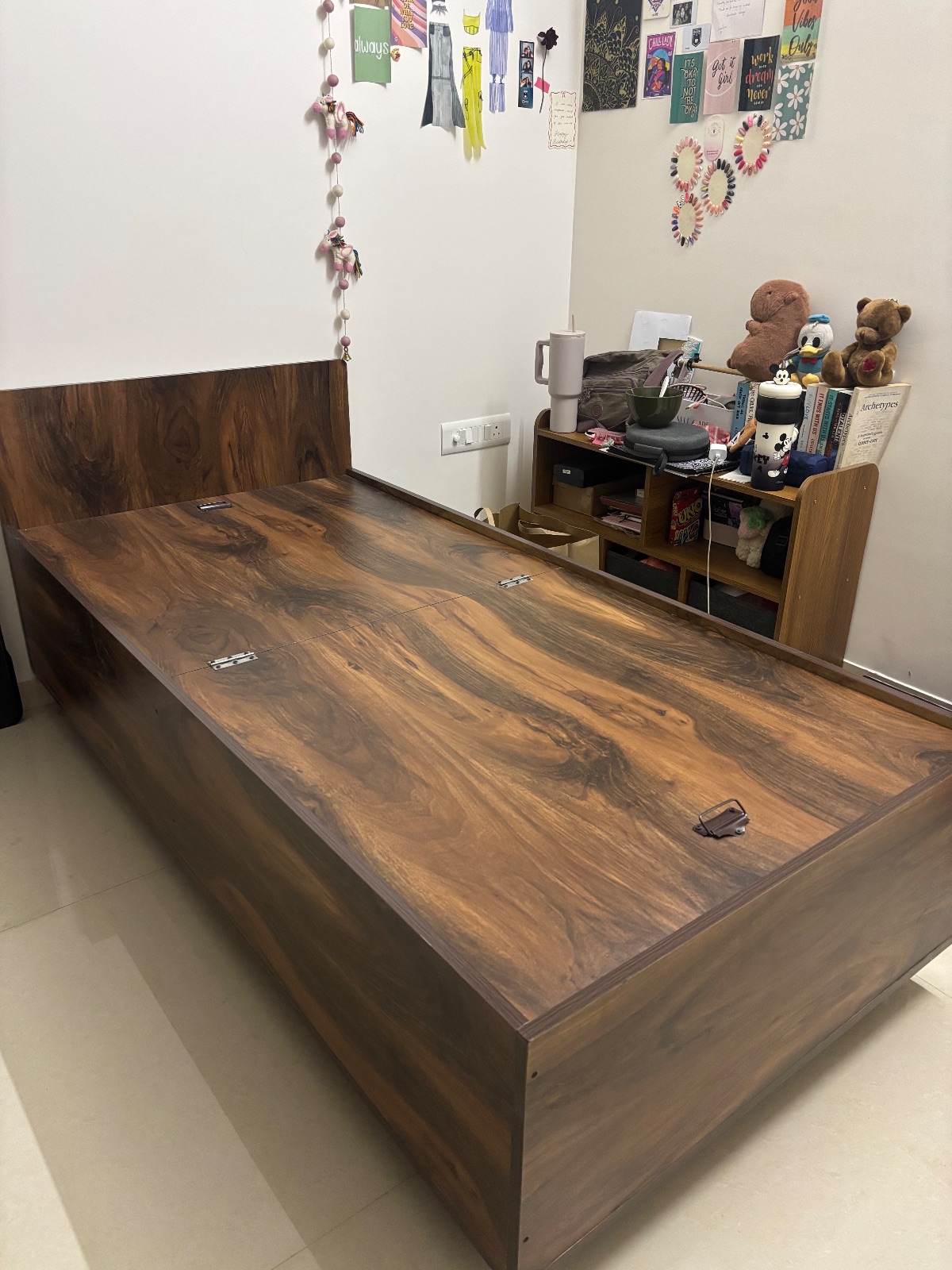 A single bed and a three door cupboard for sale in Mumbai, Maharashtra