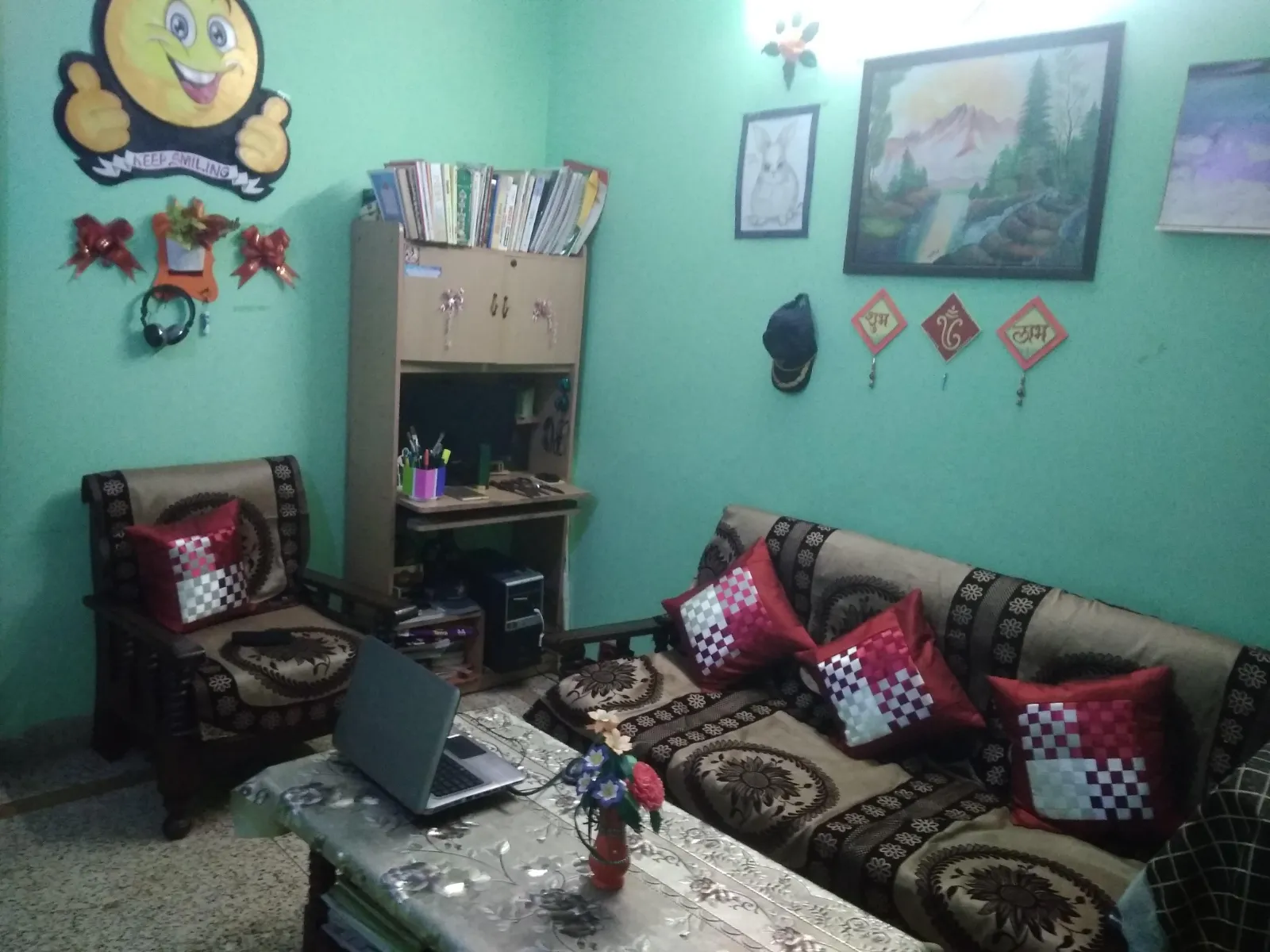 5- seater Sofa set+ Center Table for sale in Greater Noida, Uttar Pradesh