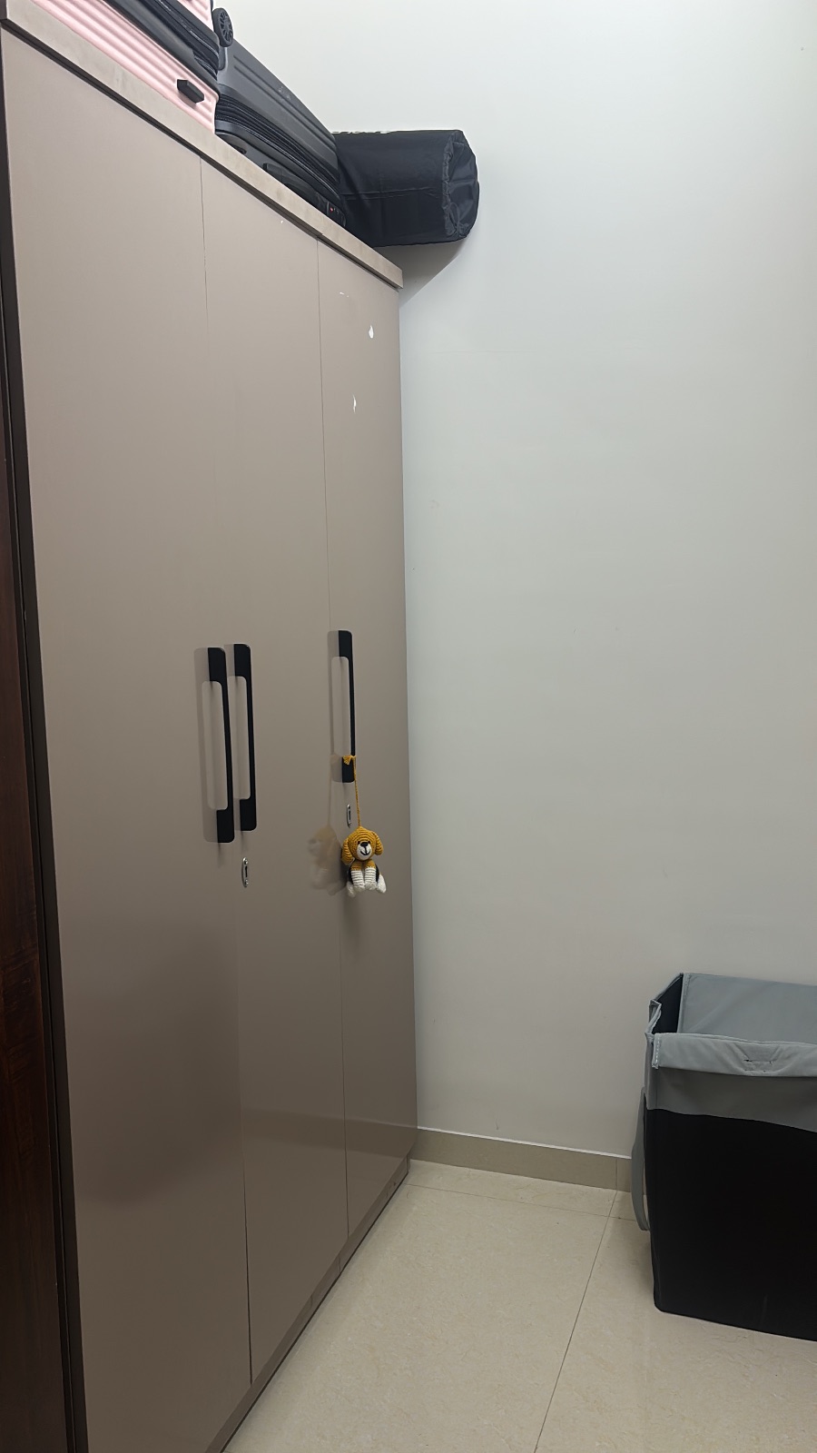 A single bed and a three door cupboard - Thumbnail 4
