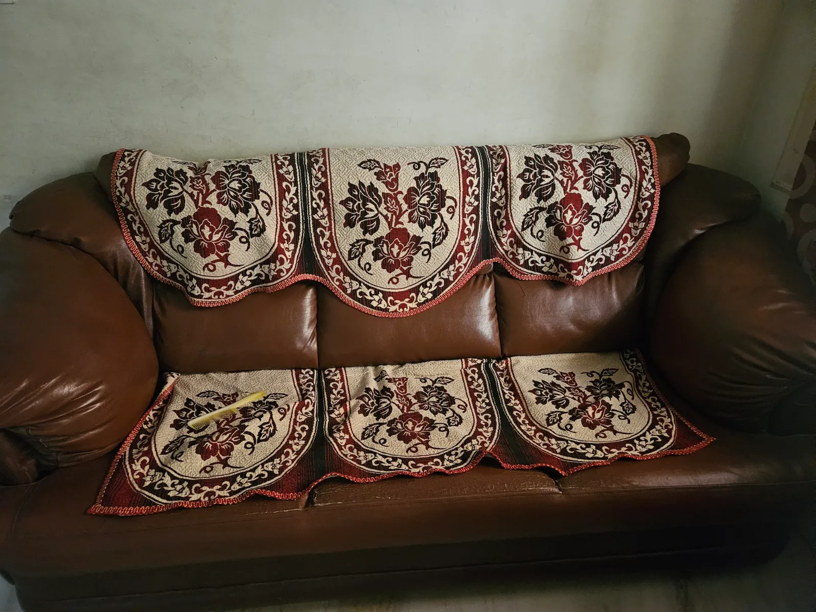 sofa, almirah - Image 1